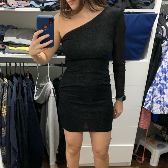 One-arm fitted dress - Picture 1 of 3